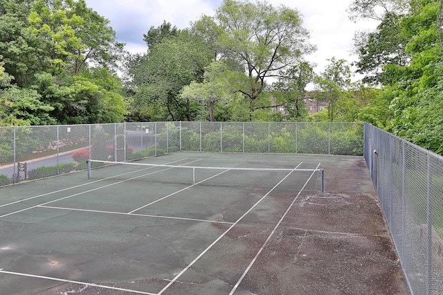 5601 Dewey Hill Rd Unit 310, Edina, MN 55439 - view of tennis court
