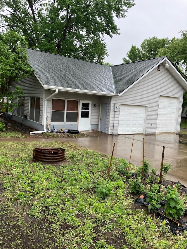 903 2nd St, Princeton, MN 55371 - single story home featuring a shingled roof, a garage, and driveway