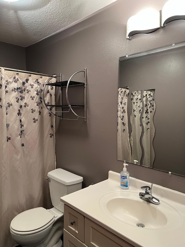 205 Darling Pl, Alexandria, MN 56308 - full bathroom featuring vanity, toilet, curtained shower, and a textured ceiling