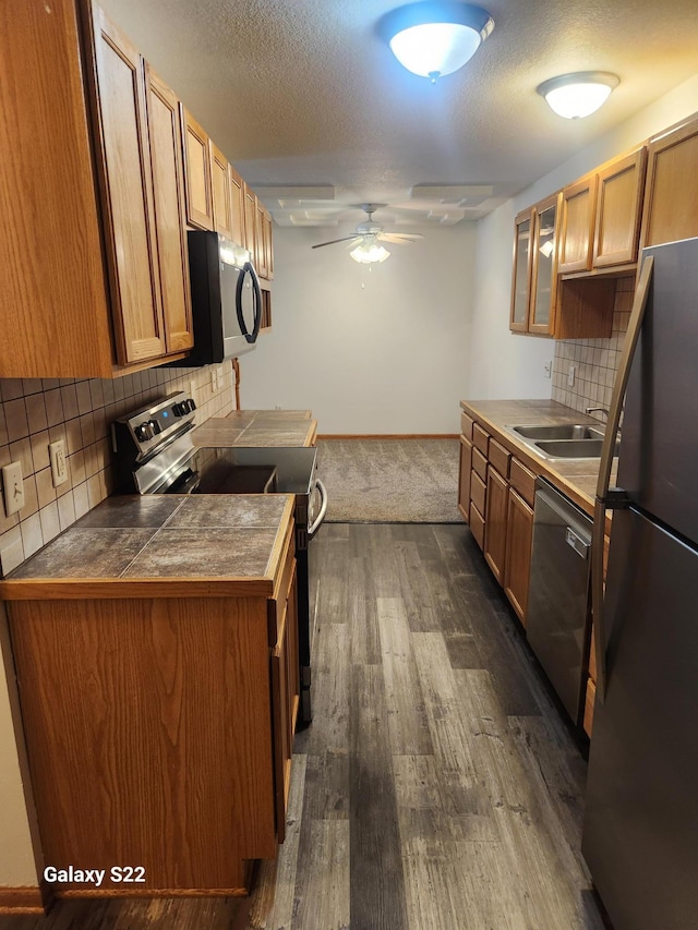 6454 Appaloosa Ave S, Forest Lake, MN 55025 - kitchen featuring stainless steel appliances, a sink, a ceiling fan, decorative backsplash, and a textured ceiling
