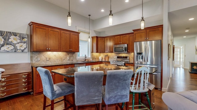 1829 Traders Point Ln SW, Rochester, MN 55902 - kitchen featuring appliances with stainless steel finishes, dark wood-style floors, a sink, a kitchen bar, and recessed lighting