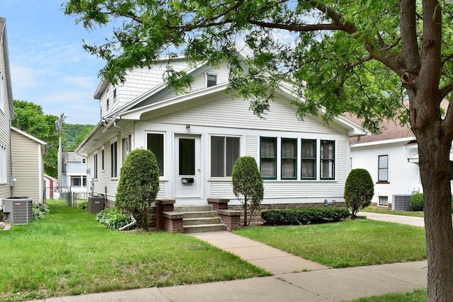 919 Howard St, Winona, MN 55987 - view of front of home featuring entry steps, central air condition unit, and a front lawn