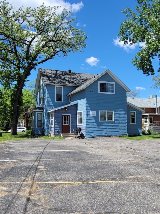 508 6th Ave S, Saint Cloud, MN 56301 - traditional-style house with uncovered parking