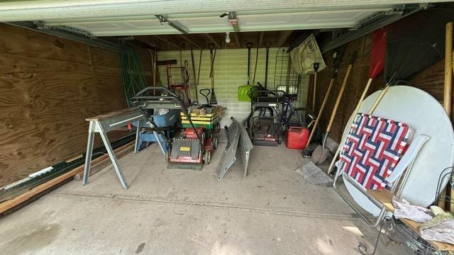 656 Mina Ct, Mahtomedi, MN 55082 - view of garage