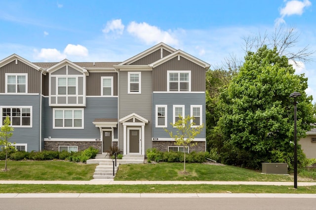 7602 Connie Ln, Inver Grove Heights, MN 55076 - view of front facade featuring a front lawn