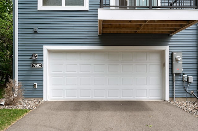 7602 Connie Ln, Inver Grove Heights, MN 55076 - garage featuring asphalt driveway