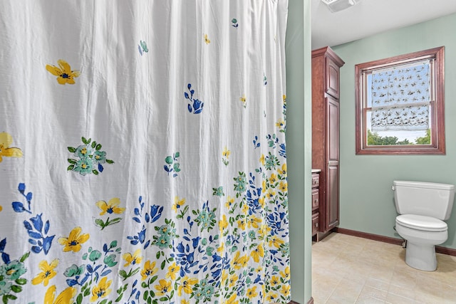 338 Aurora Ave, Saint Paul, MN 55103 - bathroom with toilet, baseboards, a shower with shower curtain, and tile patterned flooring