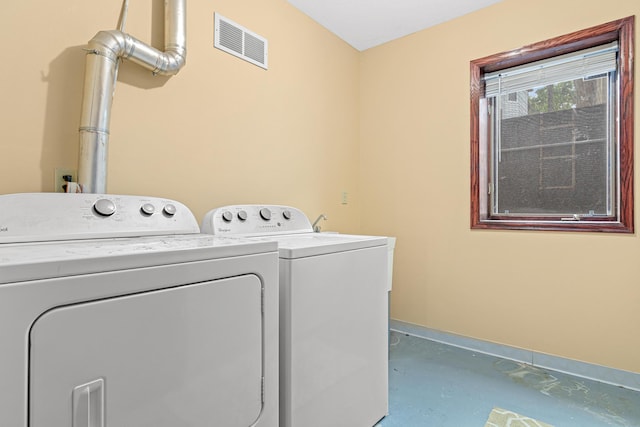 338 Aurora Ave, Saint Paul, MN 55103 - laundry area with washing machine and clothes dryer and baseboards