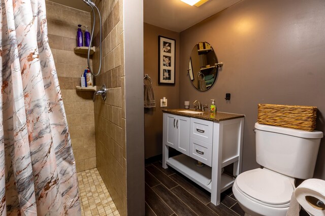 802 19th St SW, Austin, MN 55912 - full bathroom with toilet, a tile shower, and vanity