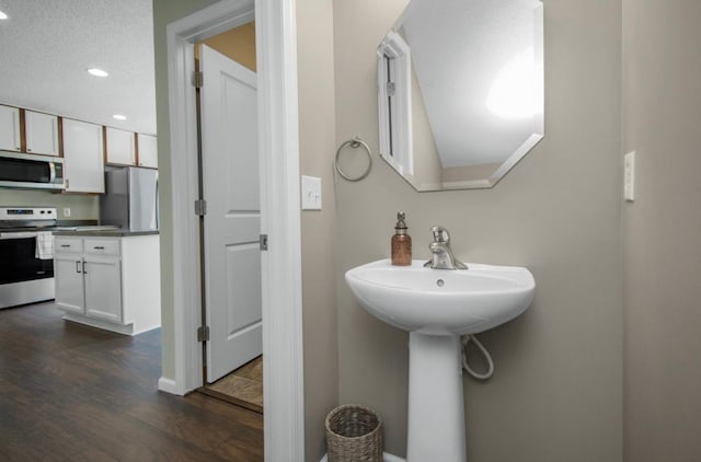 5150 Fairpoint Dr N, Hugo, MN 55038 - bathroom featuring wood finished floors, recessed lighting, and baseboards