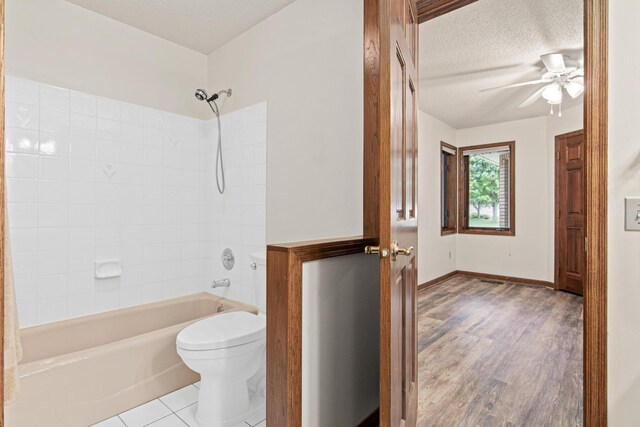 1263 Silverthorn Dr, Shoreview, MN 55126 - full bathroom featuring shower / washtub combination, a textured ceiling, toilet, wood finished floors, and a ceiling fan