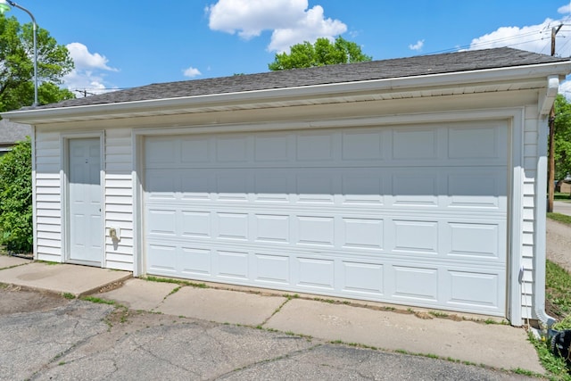 820 6th St, Montevideo, MN 56265 - view of garage