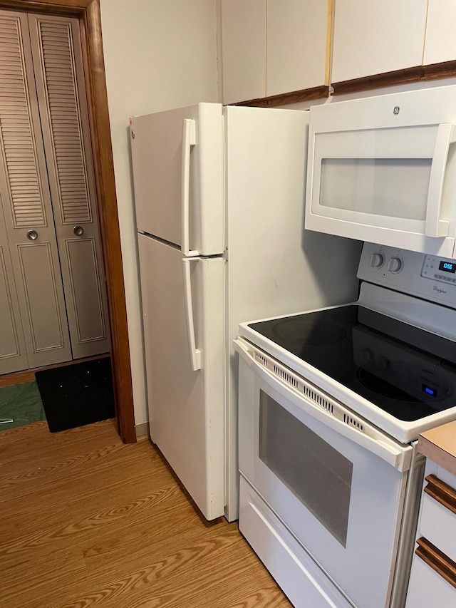 4030 15th Ave S Unit 8C, Minneapolis, MN 55407 - kitchen with white appliances, light wood-style floors, and light countertops
