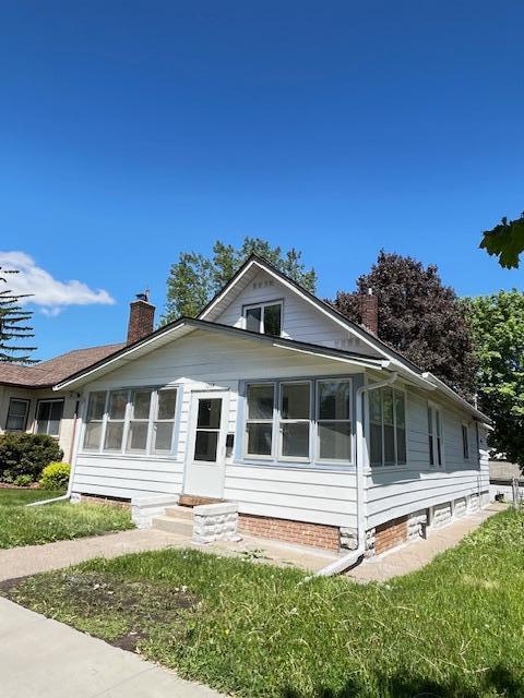 1269 Margaret St, Saint Paul, MN 55106 - view of front of property with a chimney, entry steps, and a front yard
