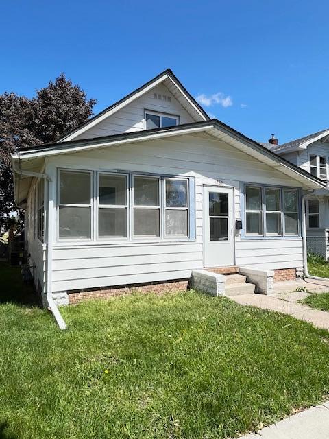 1269 Margaret St, Saint Paul, MN 55106 - bungalow-style house featuring a front yard and crawl space