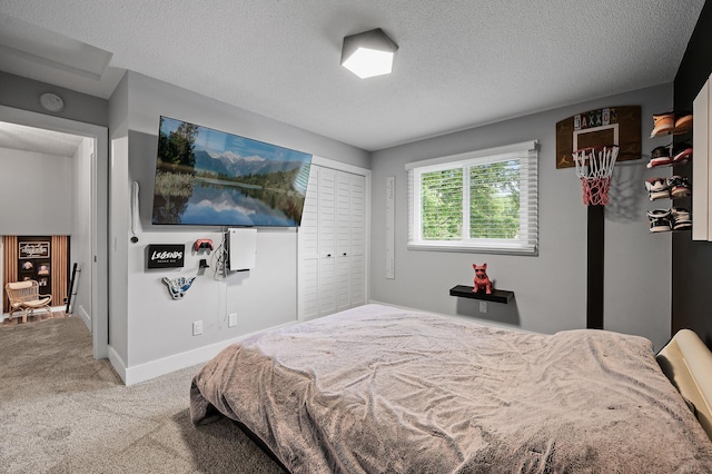 7190 Annapolis Cir, Maple Grove, MN 55311 - bedroom with carpet flooring, a textured ceiling, a closet, and baseboards