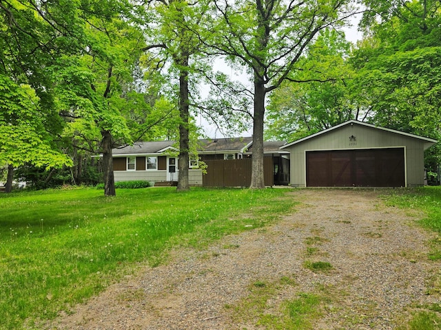 1331 9th St, Grand Rapids, MN 55744 - ranch-style house featuring dirt driveway