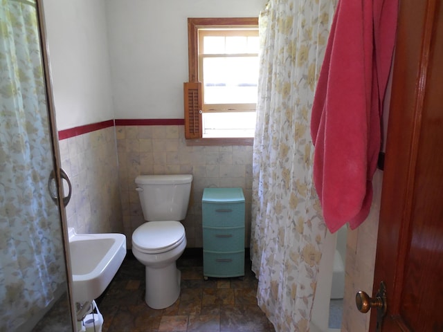 1156 River Rd, Windom, MN 56101 - full bath with toilet and wainscoting