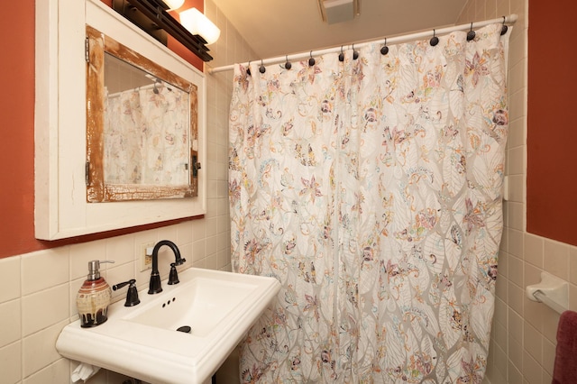 1808 Taylor St NE, Minneapolis, MN 55418 - full bathroom featuring tile walls and a shower with curtain