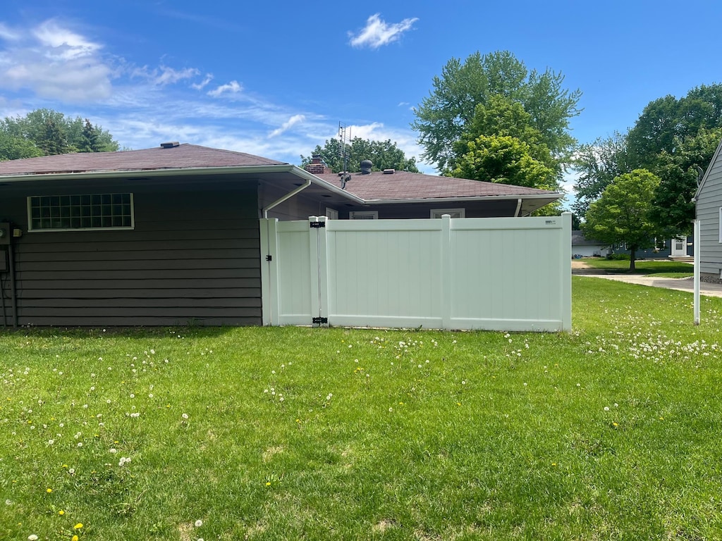 700 14th St SW, Willmar, MN 56201 - view of grassy yard