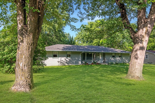 601 4th Ave N, Sauk Rapids, MN 56379 - ranch-style house with a front yard and a shingled roof