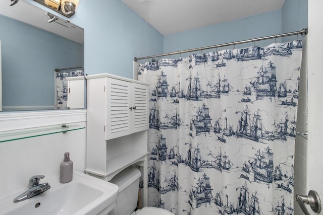 3018 Aldrich Ave S Unit 12, Minneapolis, MN 55408 - full bathroom featuring toilet, a sink, and a shower with curtain