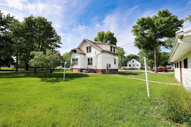 411 6th St, Bird Island, MN 55310 - view of property exterior featuring a yard