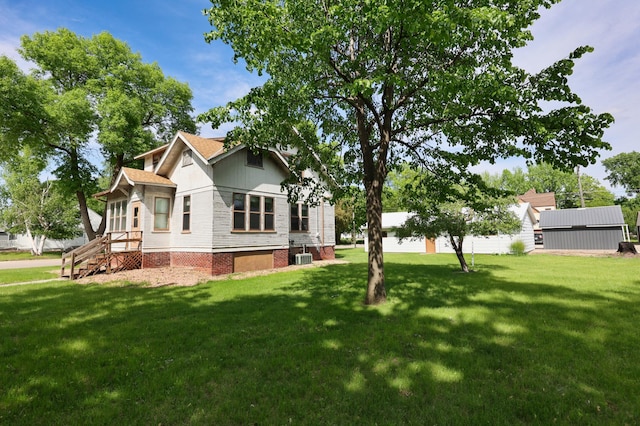 411 6th St, Bird Island, MN 55310 - view of side of home featuring a lawn