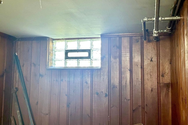 1638 Concordia Ave, Saint Paul, MN 55104 - detailed view of wood walls