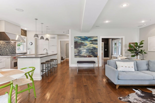 1617 Franklin Ave, Minneapolis, MN 55405 - living area featuring dark wood finished floors, recessed lighting, and baseboards