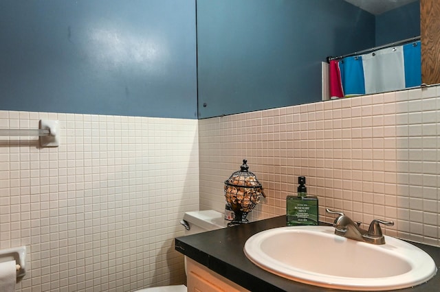2904 Silver Lake Ct NE, Saint Anthony, MN 55421 - bathroom featuring tile walls, toilet, vanity, curtained shower, and tasteful backsplash