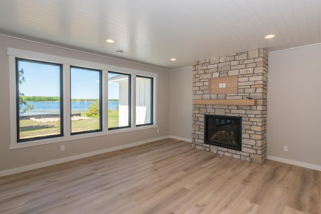 29655 E Horseshoe Lake Rd, Mission Twp, MN 56465 - unfurnished living room featuring a water view, light wood-style flooring, a fireplace, recessed lighting, and baseboards