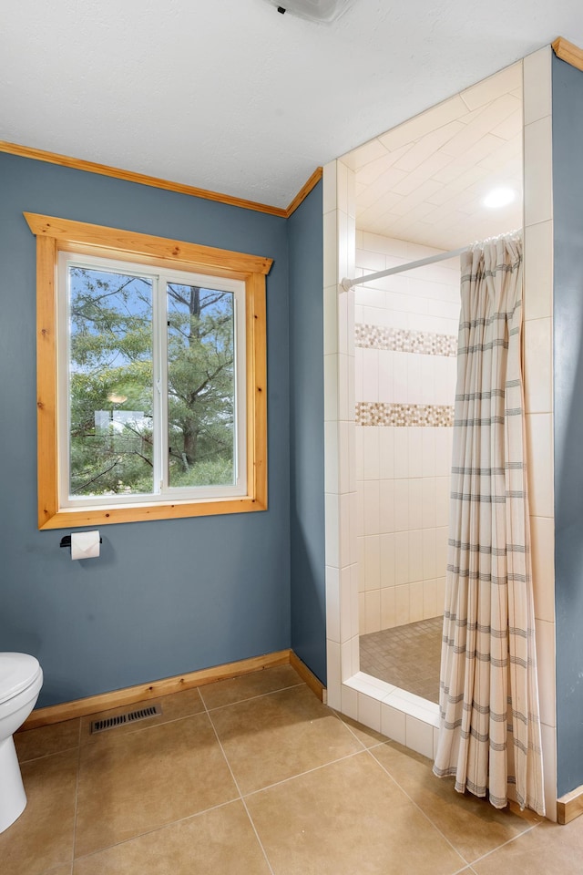 2487 2nd St SW, Buffalo, MN 55313 - full bath featuring tiled shower, toilet, baseboards, tile patterned floors, and crown molding