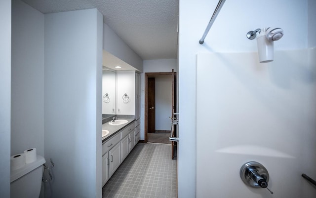 705 Grundhoefer Ct, Northfield, MN 55057 - full bath with double vanity and a textured ceiling