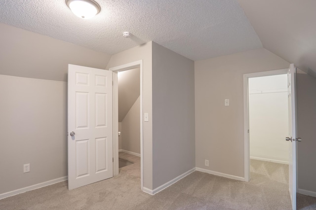 922 Minnehaha Ave E, Saint Paul, MN 55106 - additional living space featuring lofted ceiling, carpet flooring, and a textured ceiling