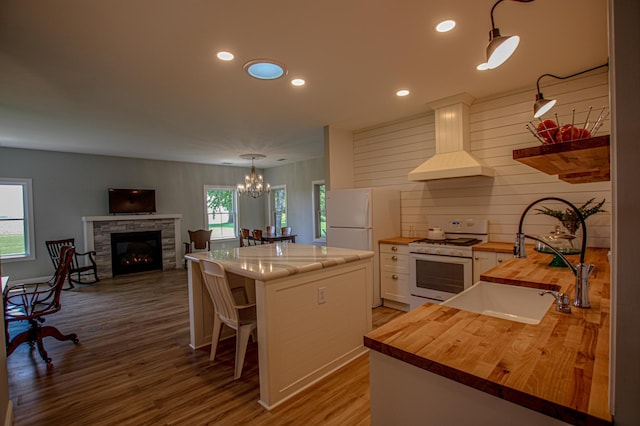850 60th Ave SW, Benson, MN 56231 - kitchen featuring wood counters, white appliances, custom range hood, a sink, and a chandelier