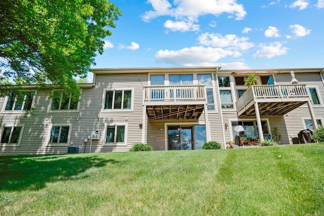 1439 Summit Shores Dr, Burnsville, MN 55306 - back of house featuring a yard