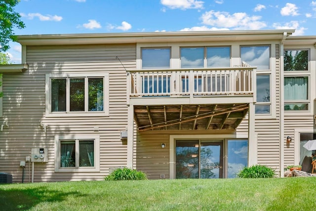 1439 Summit Shores Dr, Burnsville, MN 55306 - back of property with a yard and a balcony