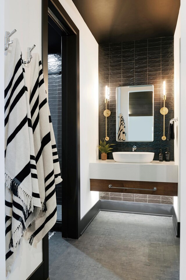 5283 Frost Point Cir SE, Prior Lake, MN 55372 - full bath with vanity and baseboards