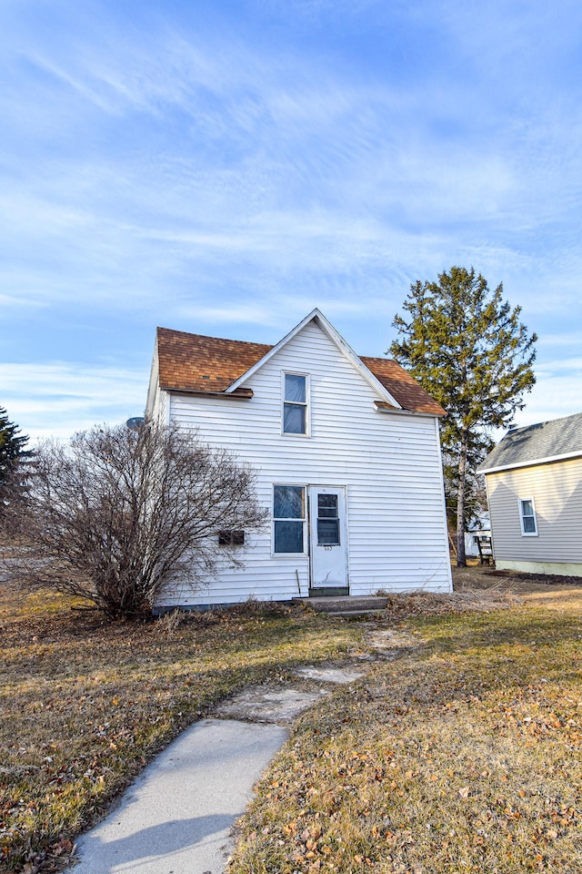 715 8th St E, Thief River Falls, MN 56701 - view of front of house featuring roof with shingles