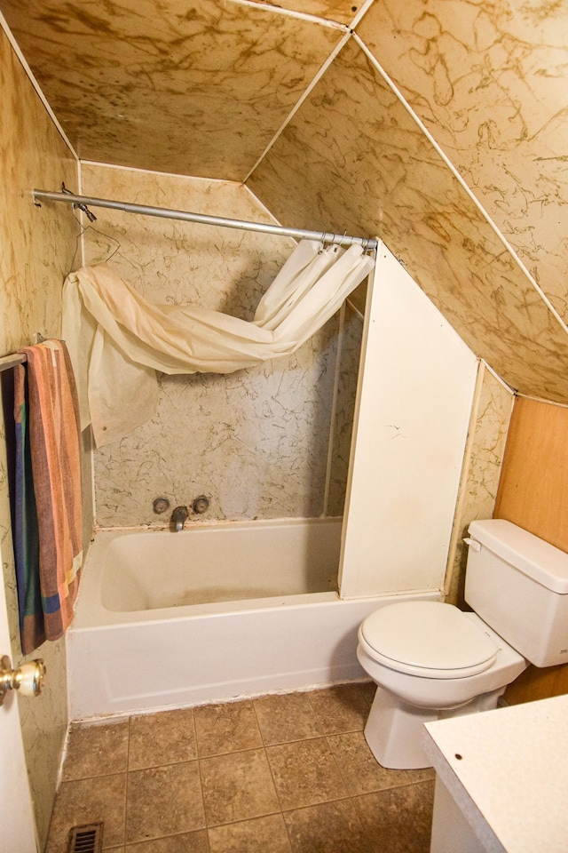 715 8th St E, Thief River Falls, MN 56701 - bathroom featuring toilet, tub / shower combination, and vanity