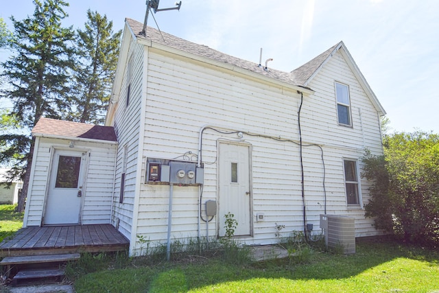 715 8th St E, Thief River Falls, MN 56701 - rear view of property featuring a lawn and a shingled roof
