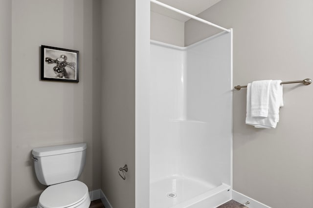 2135 Violet Ln, Faribault, MN 55021 - bathroom featuring baseboards, a shower stall, and toilet
