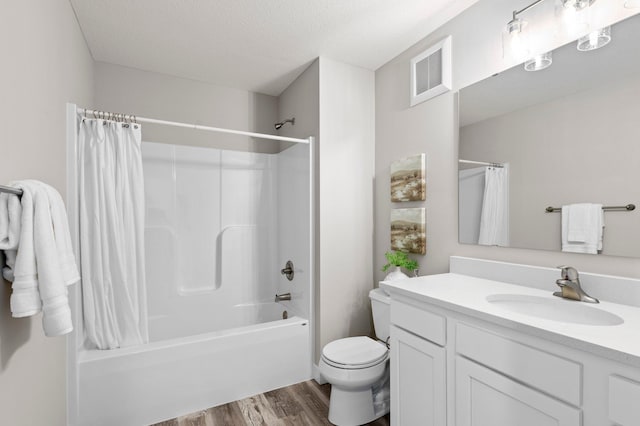 2135 Violet Ln, Faribault, MN 55021 - bathroom featuring vanity, wood finished floors, toilet, and shower / tub combo with curtain