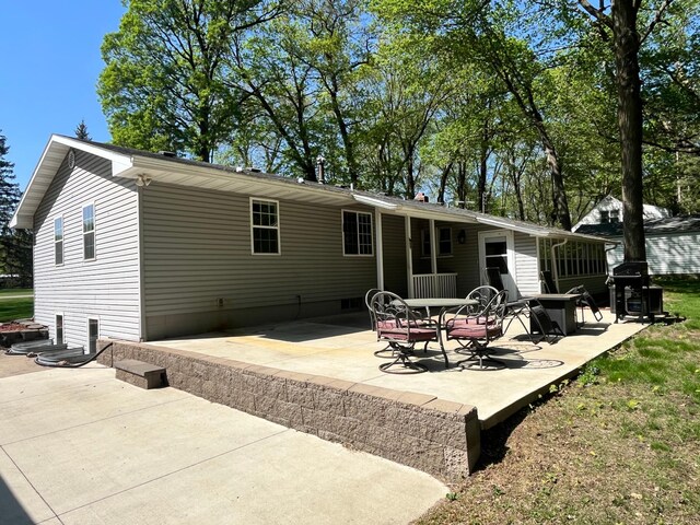 10306 Hemlock St NW, Annandale, MN 55302 - rear view of property with a patio