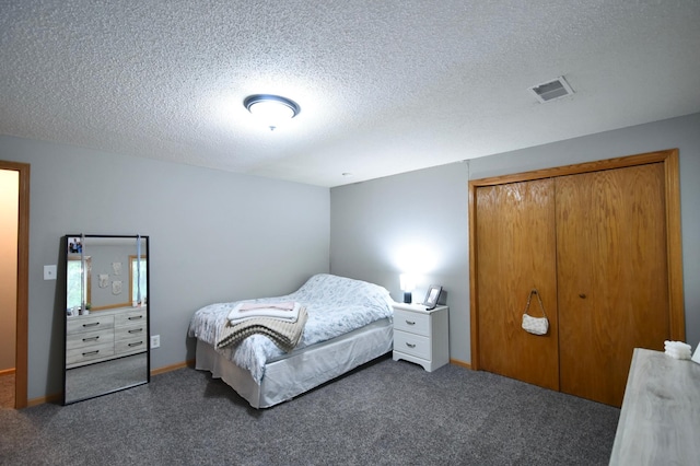 201 Ridge Dr, Kenyon, MN 55946 - bedroom featuring carpet floors, a textured ceiling, a closet, and baseboards