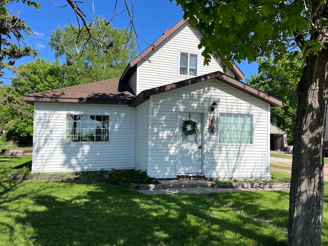 404 1st St S, Hoffman, MN 56339 - bungalow with a front yard and a shingled roof