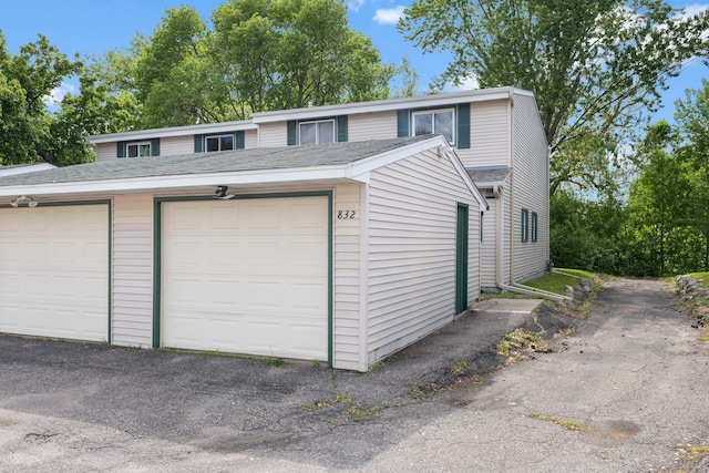 832 Woodgate Dr Unit 107, Vadnais Heights, MN 55127 - view of garage