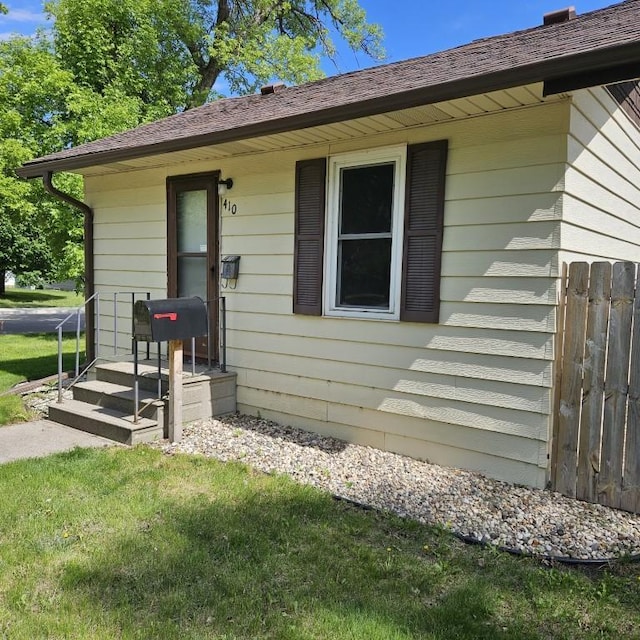 410 9th St, Morris, MN 56267 - doorway to property featuring a yard