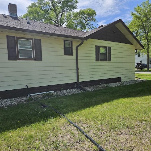 410 9th St, Morris, MN 56267 - view of side of home featuring a lawn and roof with shingles